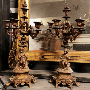 S4075 Para eklektycznych kandelabrów z puttami, XIX w.