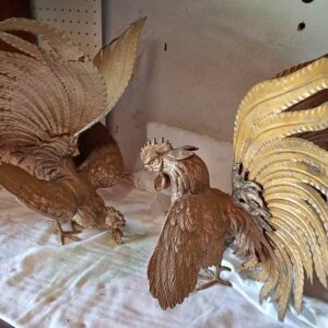 S4593 Para kogutów, Rzeźby